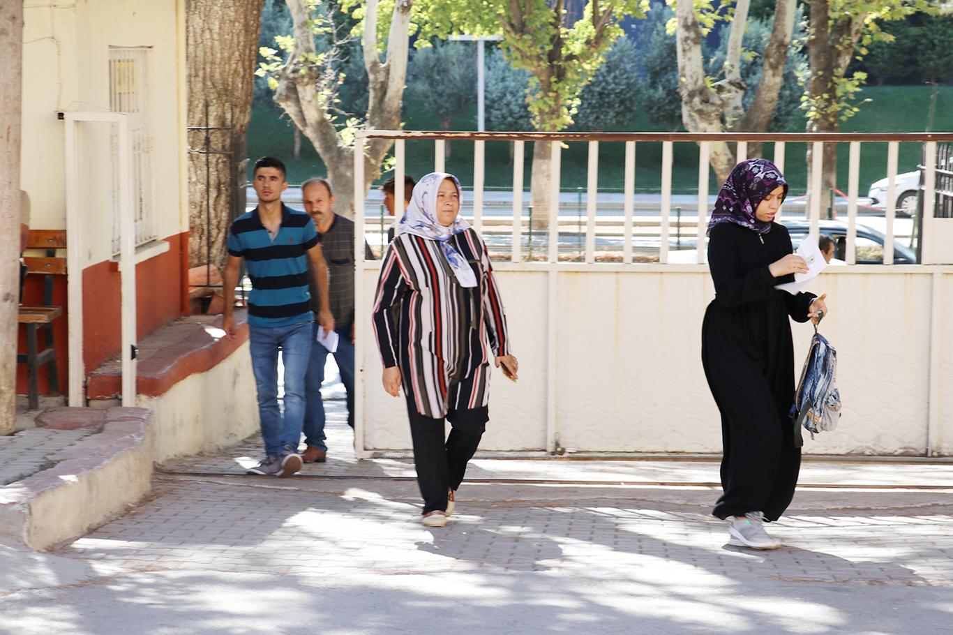 Türkiye genelinde bir milyon 234 bin 617 adayın katıldığı KPSS Lisans Genel Yetenek ve Genel Kültür oturumu Gaziantep’te heyecanla başladı.

